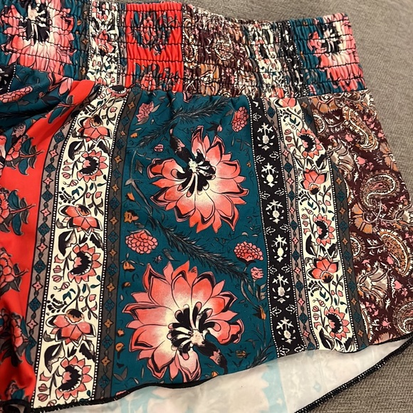 BILLABONG Mini Shorts Boho Floral Paisley Surf Swim Water Sport Patch Coastal M - Picture 3 of 3